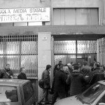 Il comitato all'uscita della scuola Andrea Doria (foto Agenzia Liberaimmagine)